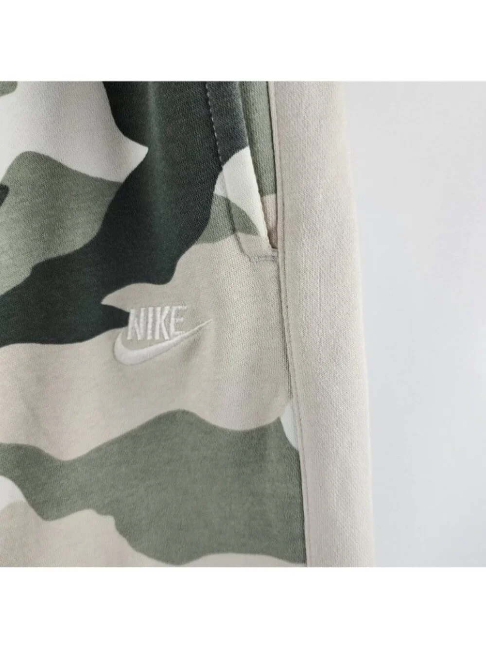 Nike Mens Sweatpants Mens XL Multi Camo Joggers (34x29) BV3628-372